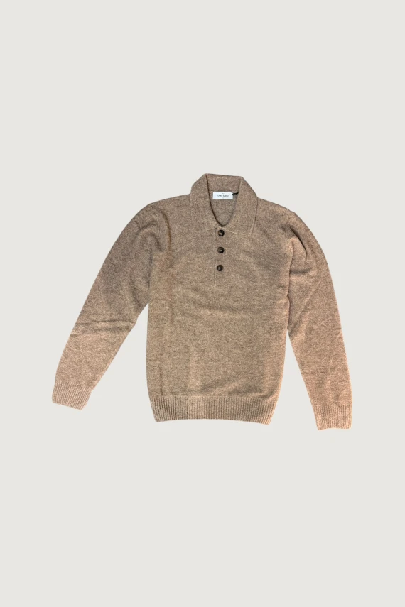 Maglione beige con collo alto e bottoni