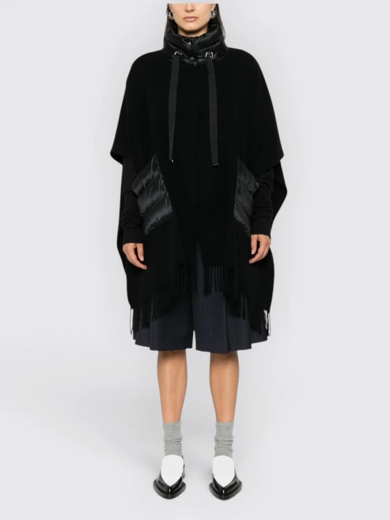 Poncho nero con cappuccio e frange HERNO