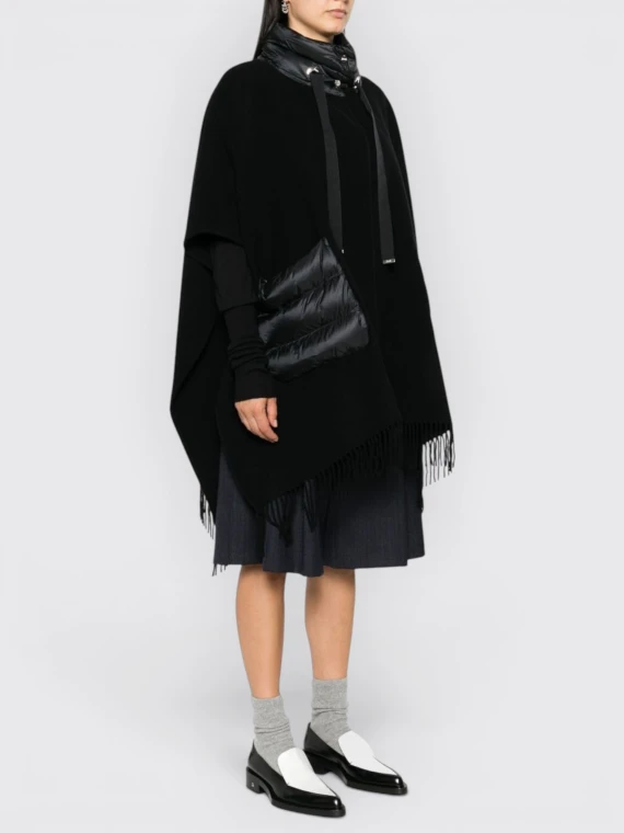 Poncho nero con cappuccio e frange HERNO