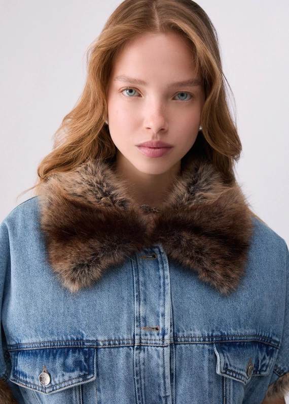 Gilet denim blu con colletto in pelliccia