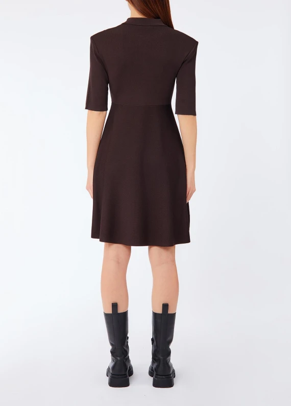 Abito corto in maglia marrone scuro
