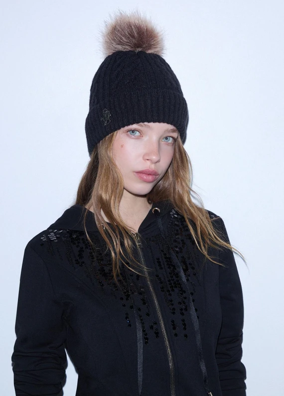 Berretto in maglia nero con trecce e ponpon
