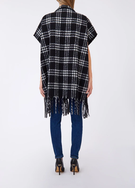 Poncho nero lungo a quadri con frange
