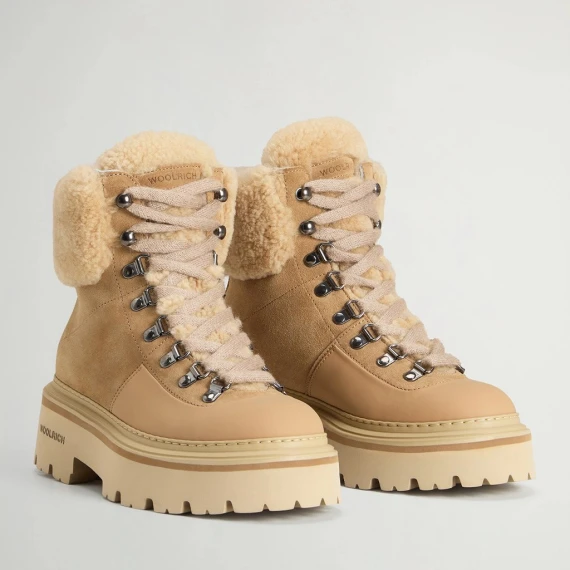 Anfibio Woolrich 242 564  in camoscio beige