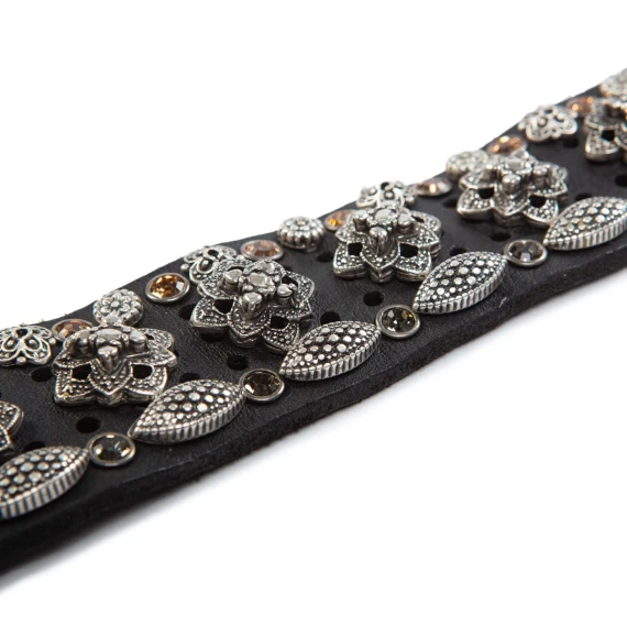 bracciale alto con borchie in pelle nera