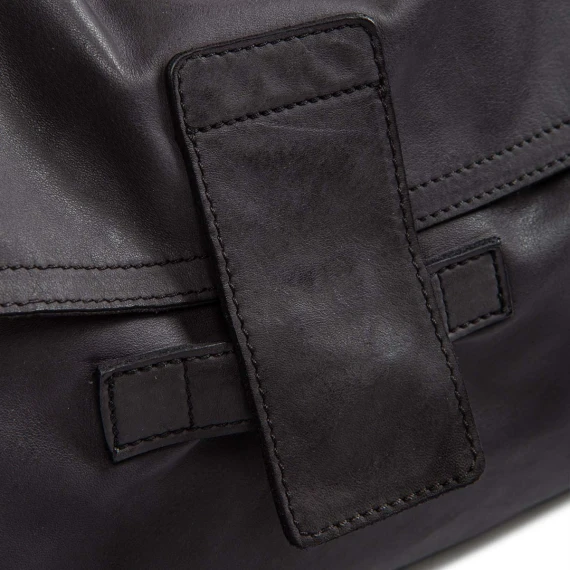 borsa con patta in pelle nera