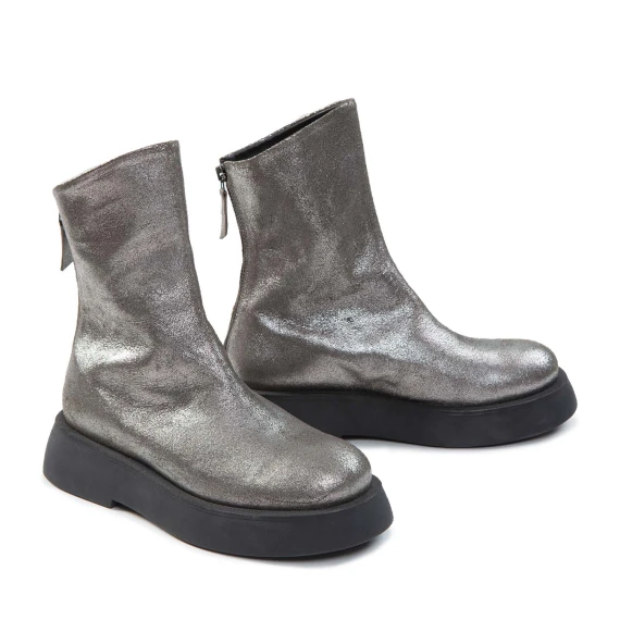 biker in pelle grigio asfalto