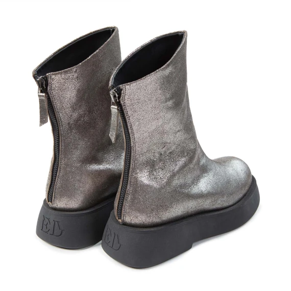 biker in pelle grigio asfalto