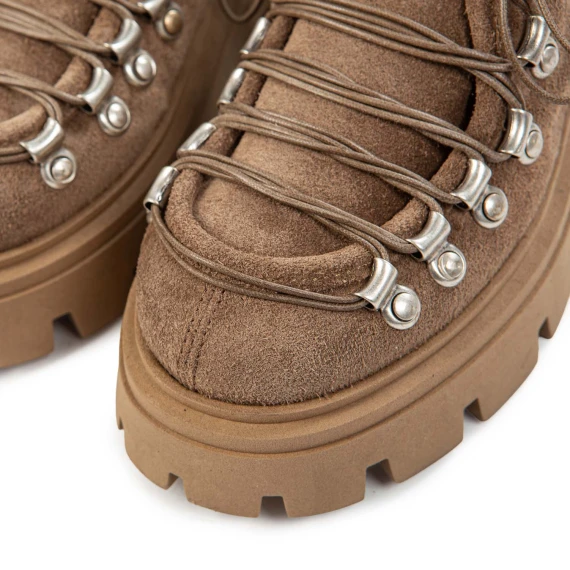 pedula stringata in camoscio beige