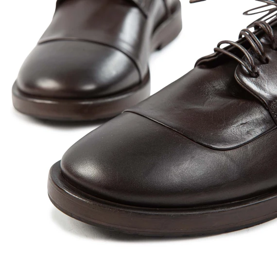 stringata in pelle marrone