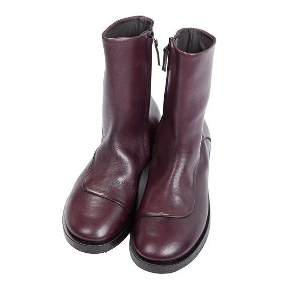 biker wearing burgundy leather gaiters Ernesto Dolani