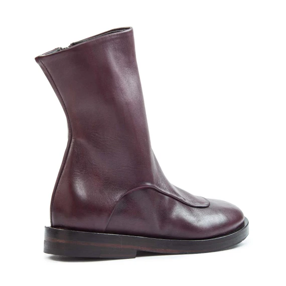 biker wearing burgundy leather gaiters Ernesto Dolani