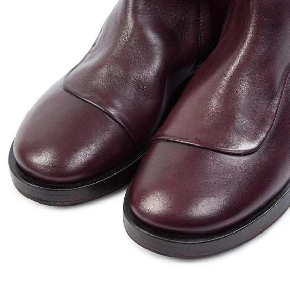 biker wearing burgundy leather gaiters Ernesto Dolani