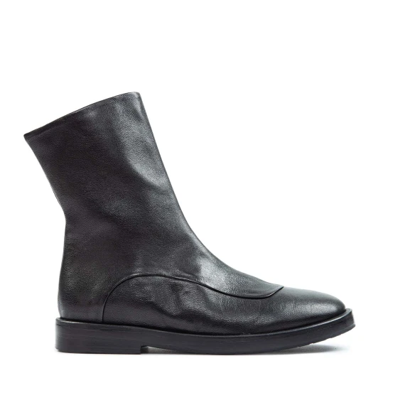 biker con ghetta in pelle nera Ernesto Dolani