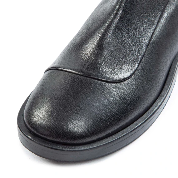biker con ghetta in pelle nera Ernesto Dolani