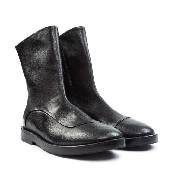 biker con ghetta in pelle nera Ernesto Dolani