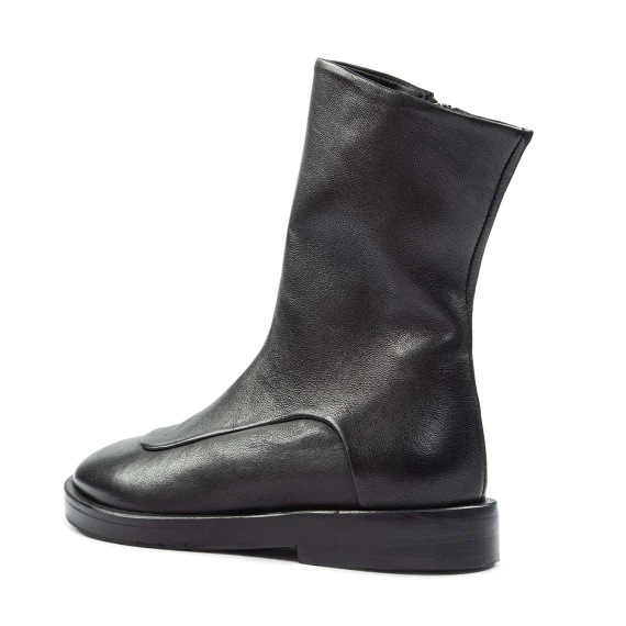 biker con ghetta in pelle nera Ernesto Dolani