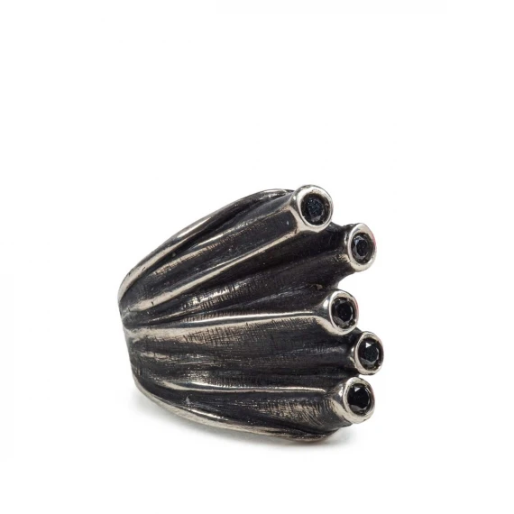 anello con diamanti neri