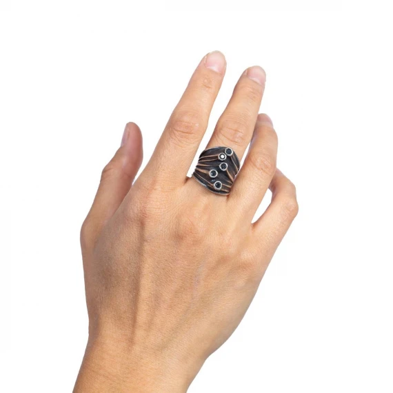 anello con diamanti neri