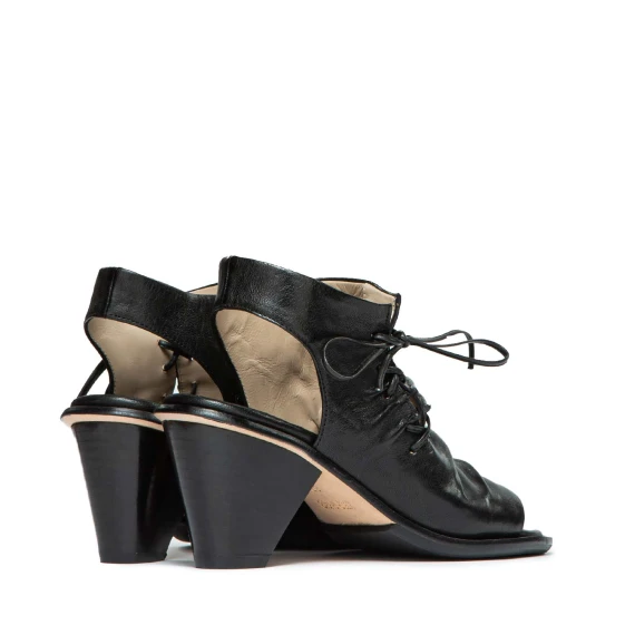 sandali con infilatura in pelle nera