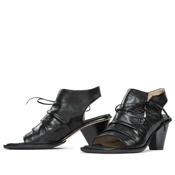 sandali con infilatura in pelle nera