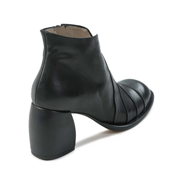 accollato in pelle nera