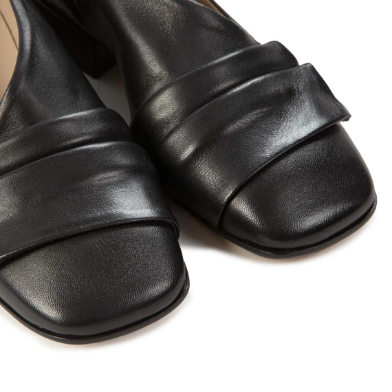 mocassino con scollo laterale in pelle nera