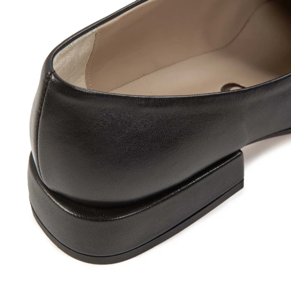 mocassino con scollo laterale in pelle nera