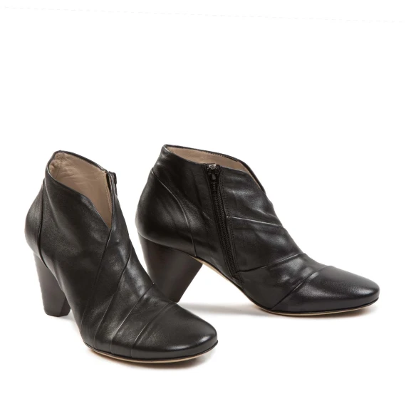 accollato con tacco a cono in pelle nera