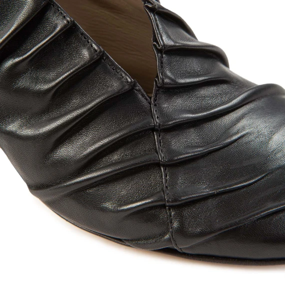 decollete in pelle nera