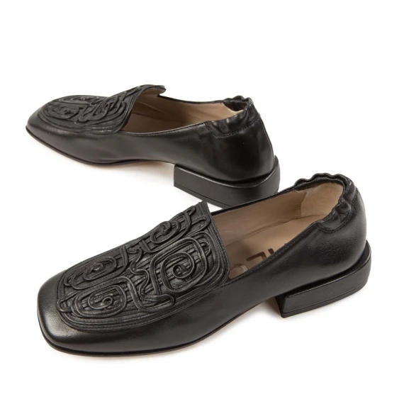 mocassini con ricamo in pelle nera