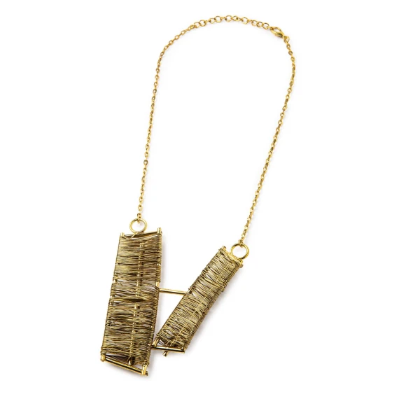 collana oro con dettagli metallici