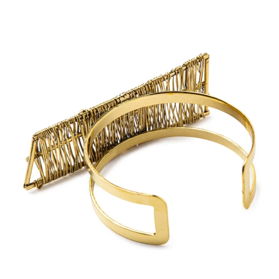 bracciale rigido oro con dettagli metallici