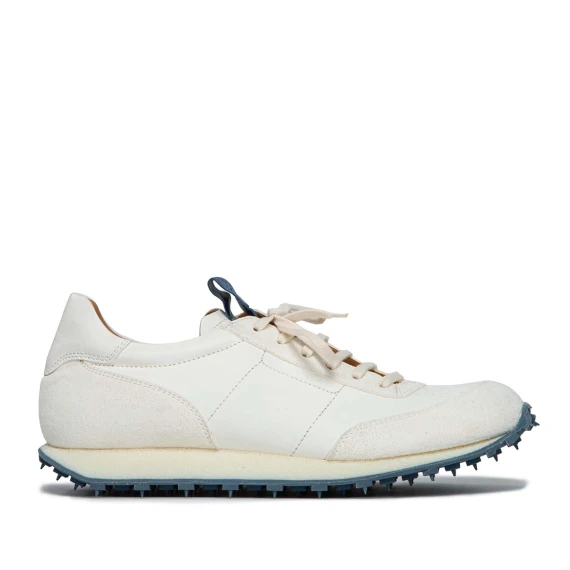 sneakers in pelle bianca con fondo azzurro