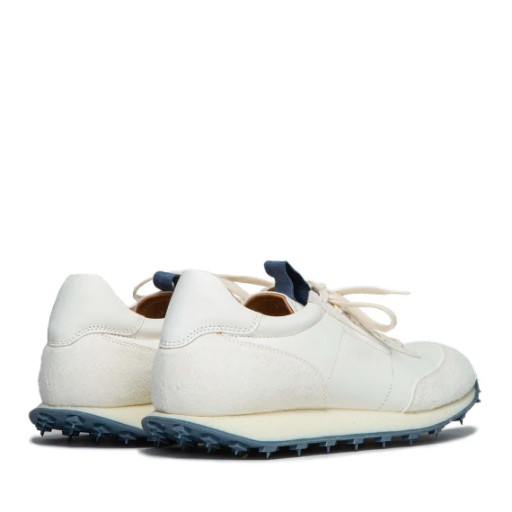 sneakers in pelle bianca con fondo azzurro