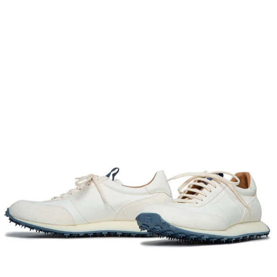 sneakers in pelle bianca con fondo azzurro