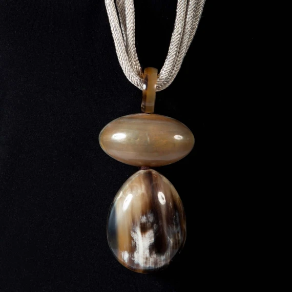 Collana corda ghiaccio pendente osso sfumato