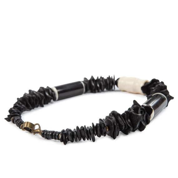 collana bianca e nera
