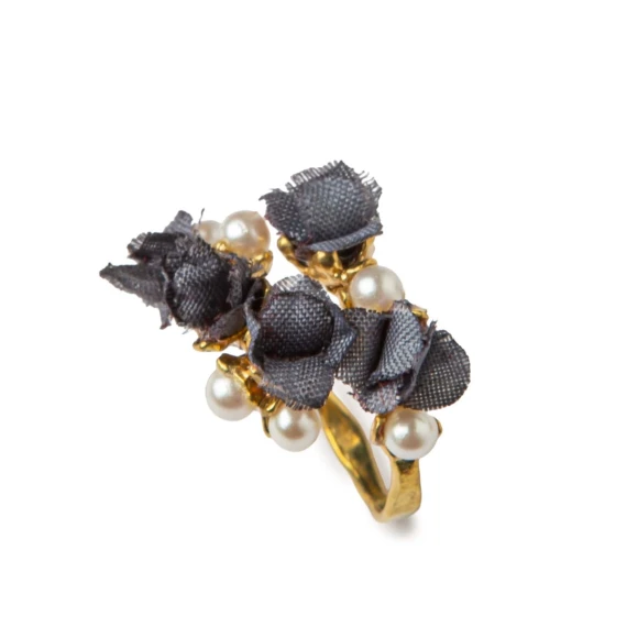 anello fiori grigi