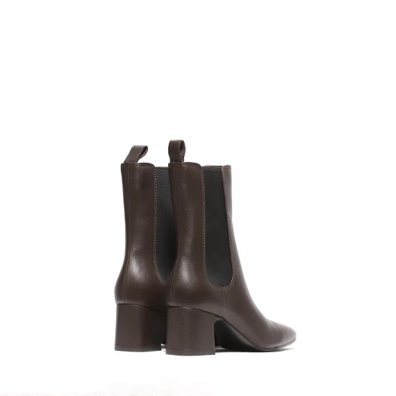 Stivaletto in morbida nappa ebano con elastico laterale