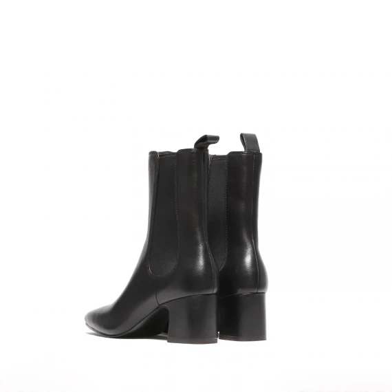 Stivaletto in morbida nappa nera con elastico laterale