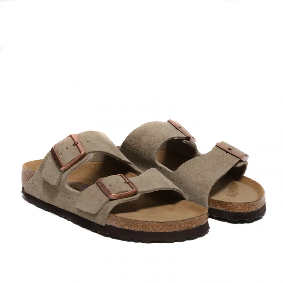 Sandalo Arizona con cinturini regolabili in suede sabbia