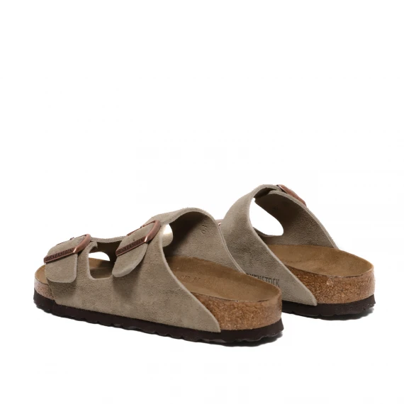 Sandalo Arizona con cinturini regolabili in suede sabbia