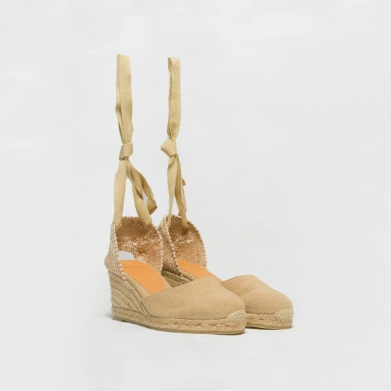 Espadrilla con zeppa in corda e tela di cotone beige. Altezza totale cm 7
