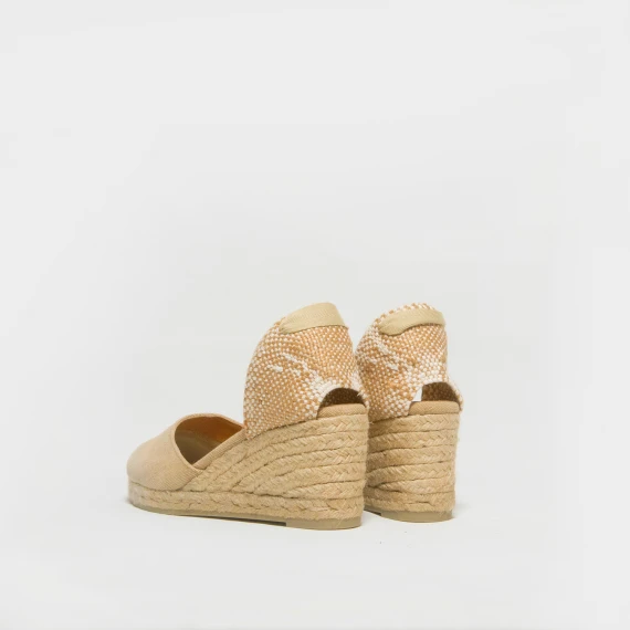Espadrilla con zeppa in corda e tela di cotone beige. Altezza totale cm 7