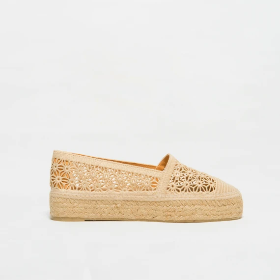 Espadrilla piatta realizzata in crochet beige