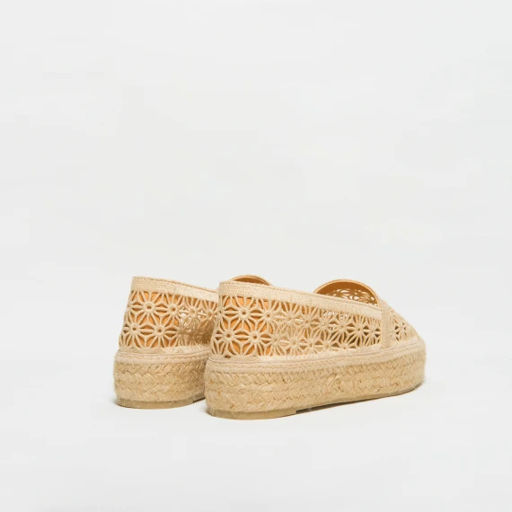 Espadrilla piatta realizzata in crochet beige