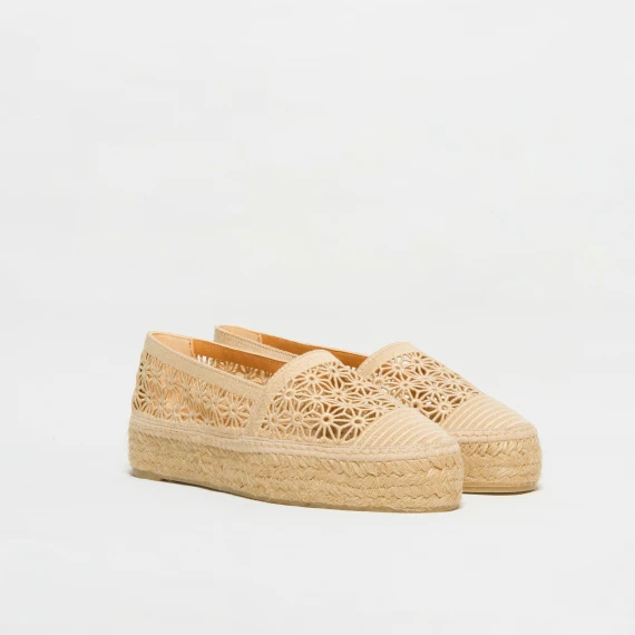 Espadrilla piatta realizzata in crochet beige