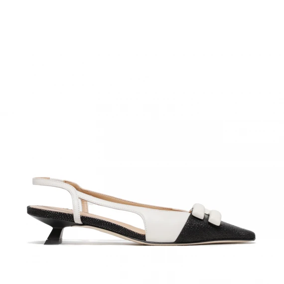 Slingback bassa in morbida pelle bianca con punta in rafia nera