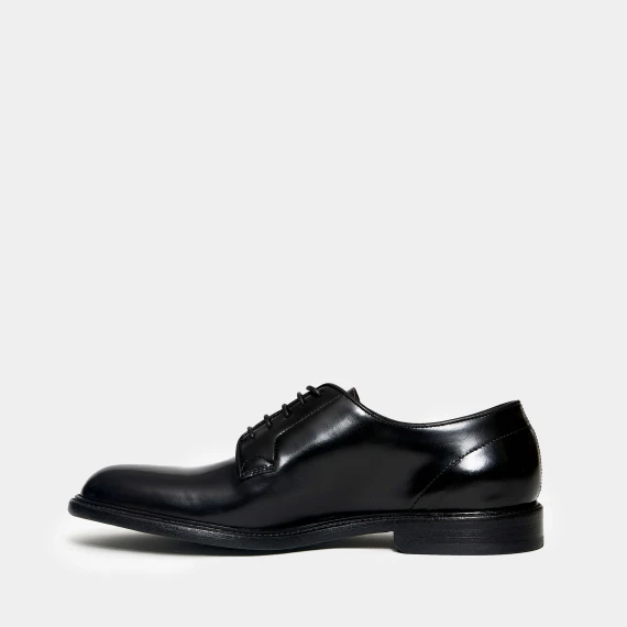 Stringata in pelle nera
